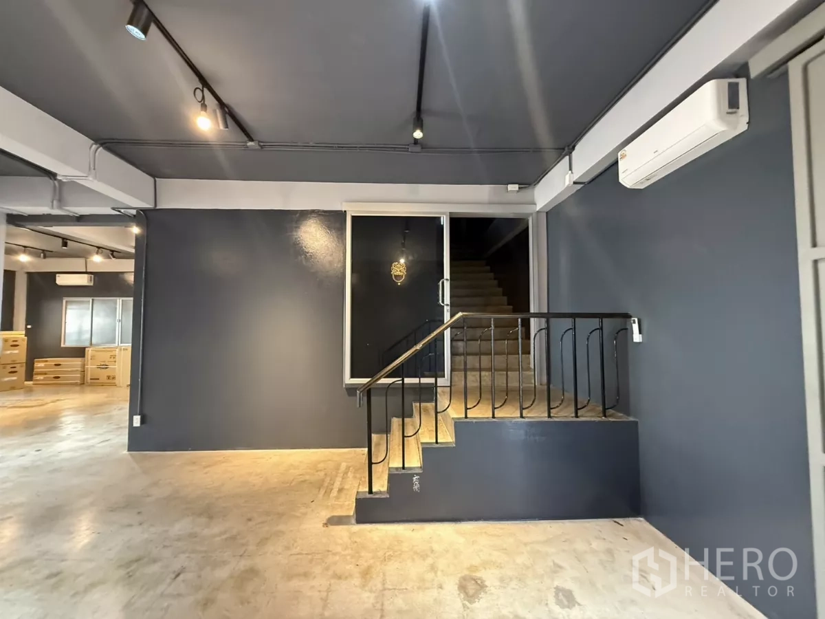 办公空间 出租在Wang Thonglang, Bangkok - 室内楼梯平台与开放办公区，墙挂式空调。