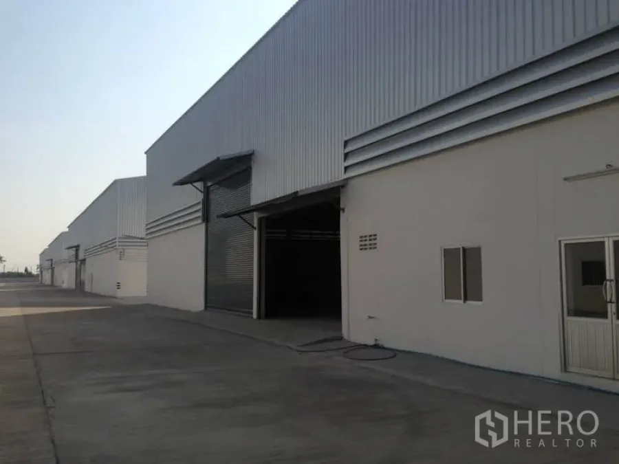 货栈 出租在Bang Bua Thong, Nonthaburi - 暖武里一排钢结构仓库，配大型装卸门与雨棚