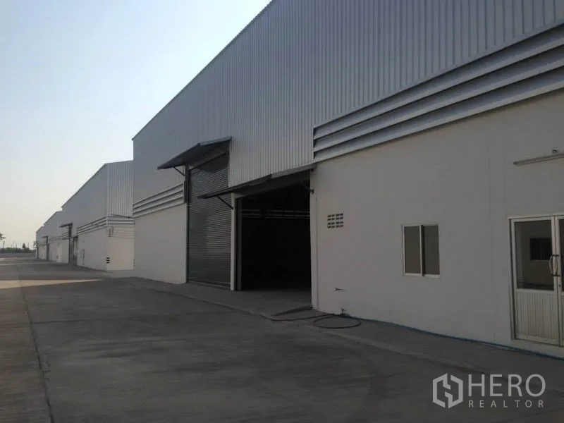货栈 出租在Bang Bua Thong, Nonthaburi - 暖武里一排钢结构仓库，配大型装卸门与雨棚