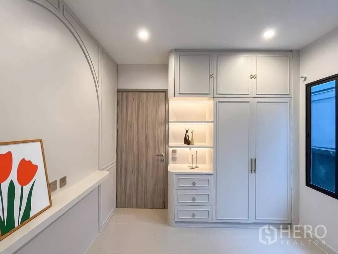 Detached House for rent or sale in Prawet, Bangkok - Secondary bedroom with white built-in wardrobe, illuminated niche and window.