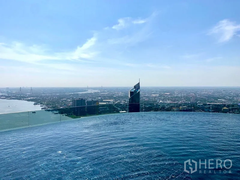คอนโด ให้เช่าหรือขายในBangkok - สระว่ายน้ำอินฟินิตี้บนดาดฟ้ามองเห็นแม่น้ำเจ้าพระยาและวิวกรุงเทพฯ