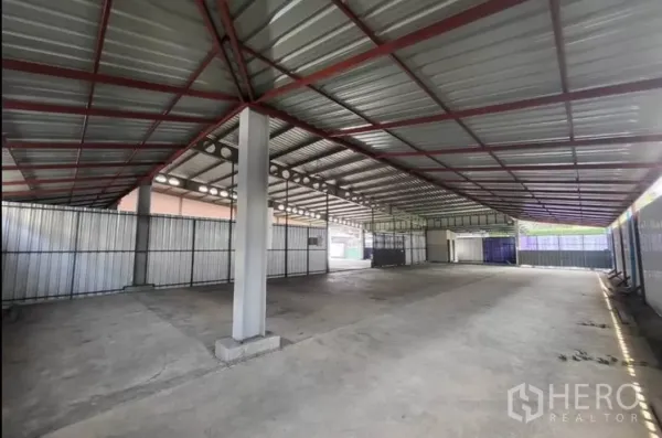 คลังสินค้า ให้เช่าในDin Daeng, Bangkok - พื้นที่โกดังโปร่งโล่ง โครงเหล็ก เสาคอนกรีต พื้นคอนกรีต
