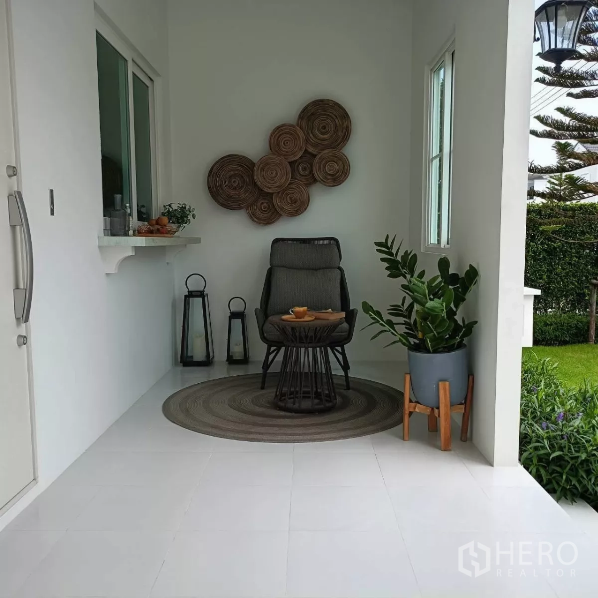 Detached House for rent in Bang Phli, Samut Prakan - Shaded front porch seating nook overlooking the green lawn.