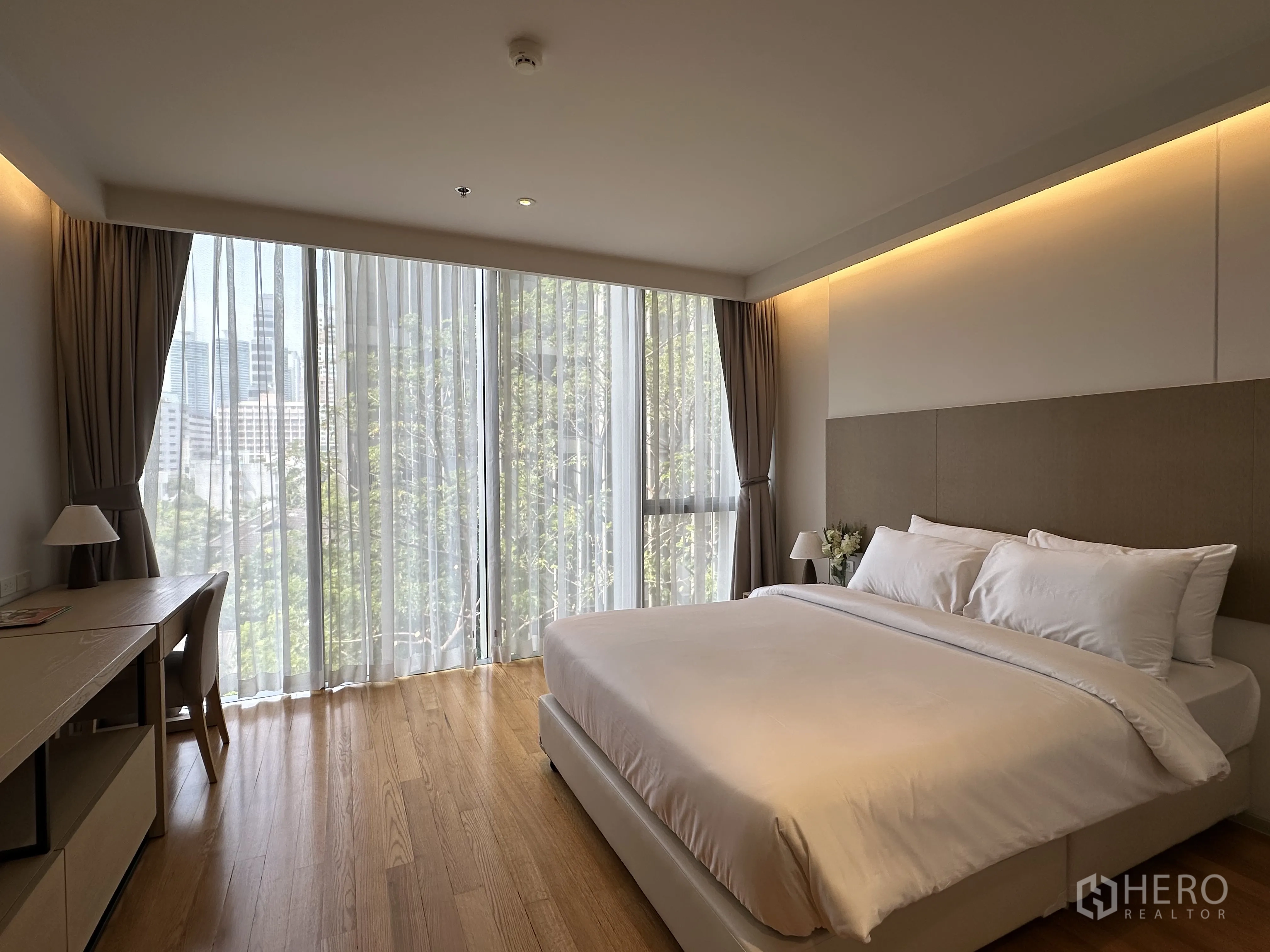 คอนโด for rent in Khlong Toei, Bangkok - ห้องนอนที่สอง หน้าต่างบานใหญ่ โต๊ะทำงาน และแสงไฟอบอุ่น
