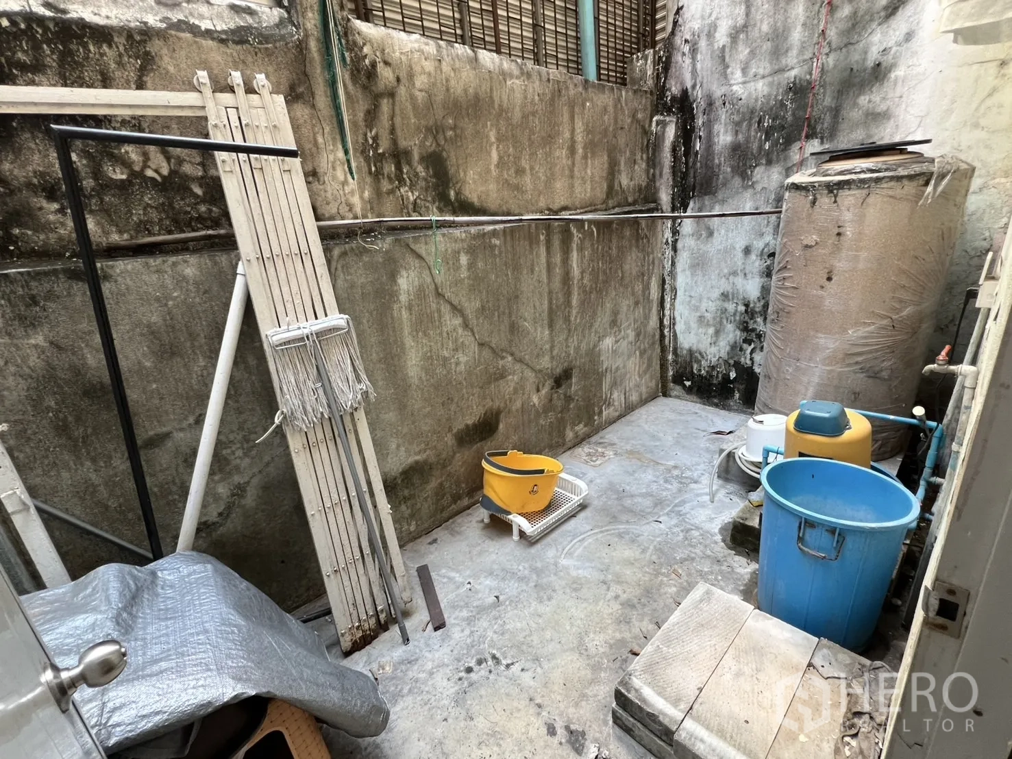 店屋 出租或出售 - 后部服务小院，水泥地，水塔与清洁工具。
