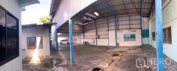 货栈 出租或出售在Bang Na, Bangkok - 覆盖式仓库全景，设有宽阔出入口与现场停车位。
