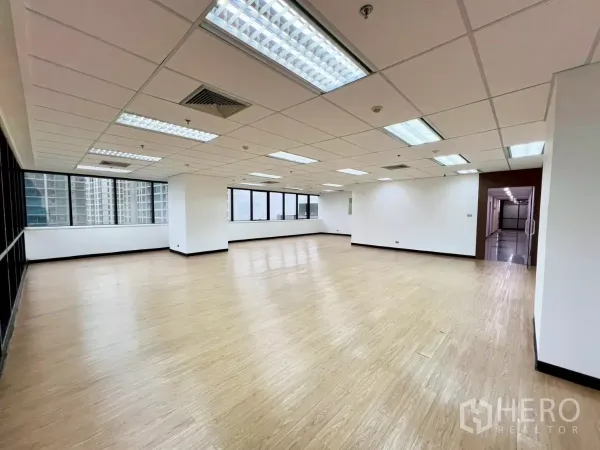 办公空间 出租在Huai Khwang, Bangkok - 宽敞办公室楼层，环景窗户，充足照明，通往公共走廊的门。