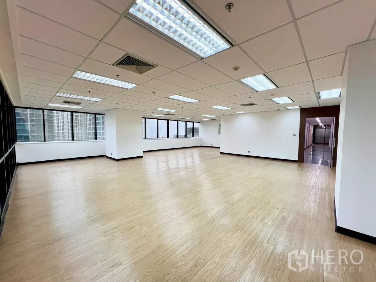办公空间 出租在Huai Khwang, Bangkok - 宽敞办公室楼层，环景窗户，充足照明，通往公共走廊的门。