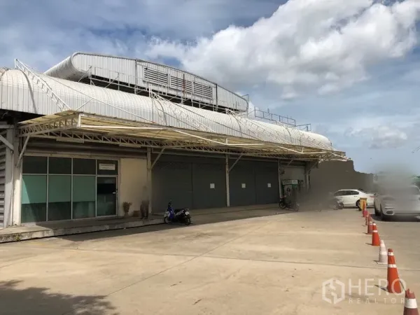คลังสินค้า ให้เช่าในBang Sue, Bangkok - ด้านนอกโกดังมีชานโหลดมีหลังคา ประตูม้วนหลายจุด พร้อมลานจอดกว้าง.