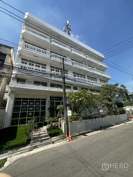 带办公室的家 出租在Phra Khanong, Bangkok - 白色多层建筑外观，设有阳台及一层玻璃立面。