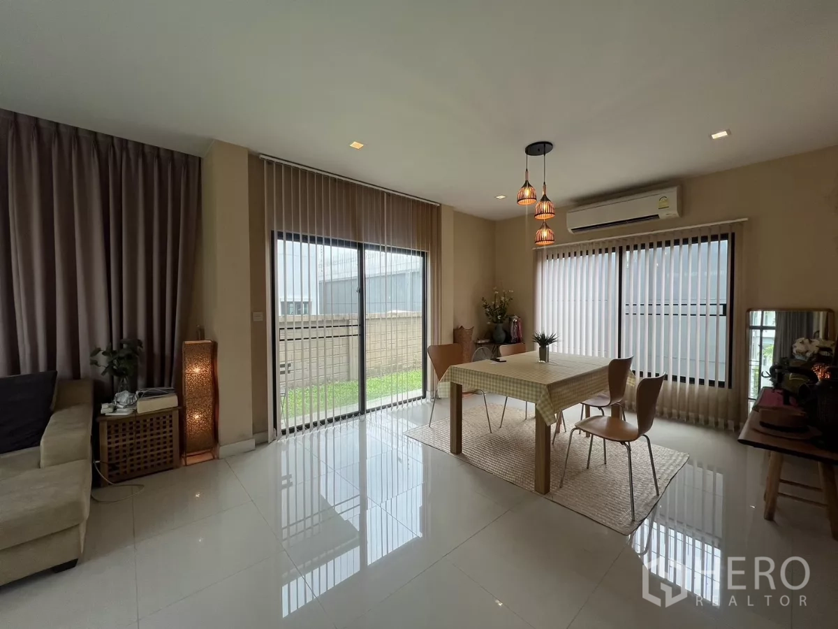 Detached House for rent in Bang Kapi, Bangkok - Dining area with pendant lights, windows, and access to the garden.