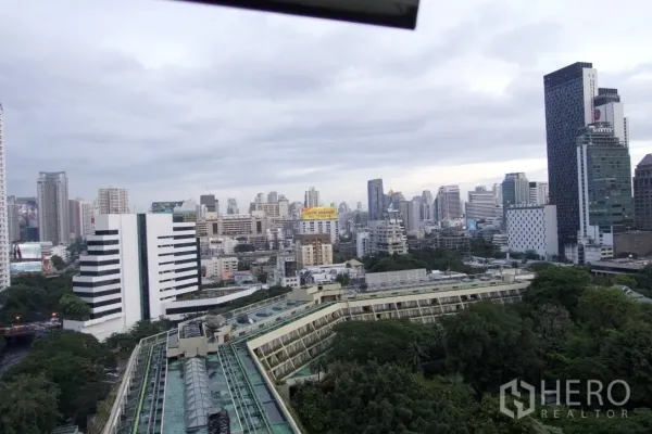 公寓 出售在Pathum Wan, Bangkok - 从拍喃汪高层公寓眺望曼谷天际线的城市景观。