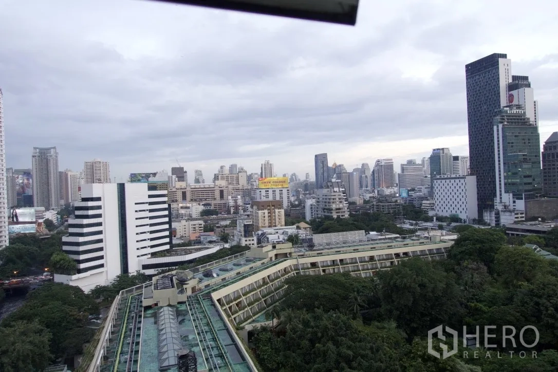 公寓 出售在Pathum Wan, Bangkok - 从拍喃汪高层公寓眺望曼谷天际线的城市景观。