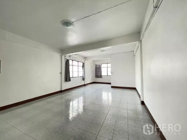 Home Office for rent in Din Daeng, Bangkok - Spacious tiled living area with large windows and air-conditioning, ideal for office use.
