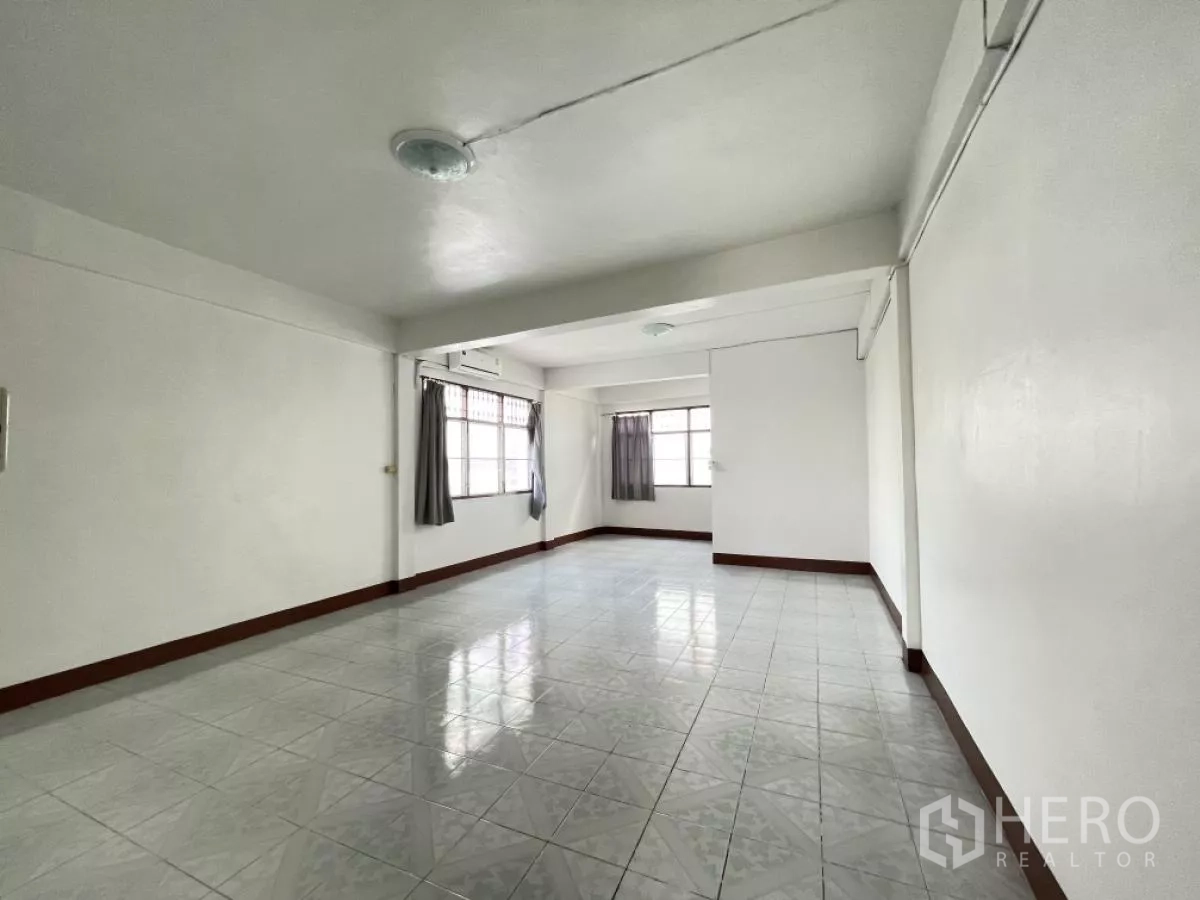Home Office for rent in Din Daeng, Bangkok - Spacious tiled living area with large windows and air-conditioning, ideal for office use.