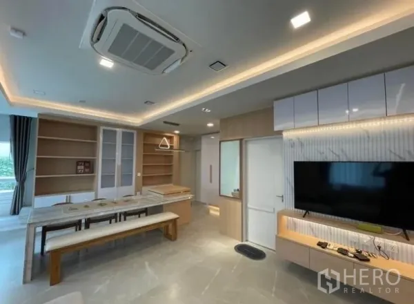 独立式住宅 出租在Prawet, Bangkok - 开放式餐客一体，内置书架、电视墙与嵌入式吊顶空调。