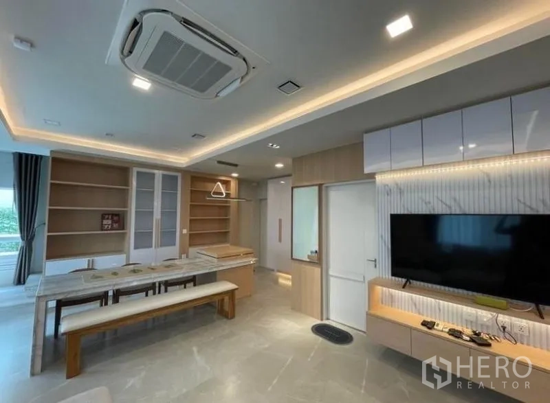 独立式住宅 出租在Prawet, Bangkok - 开放式餐客一体，内置书架、电视墙与嵌入式吊顶空调。