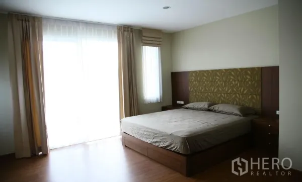 บ้าน ให้เช่าหรือขายในBang Na, Bangkok - ห้องนอนใหญ่กว้าง หัวเตียงบุผ้า เตียงคิง พื้นไม้ และกระจกบานสูง