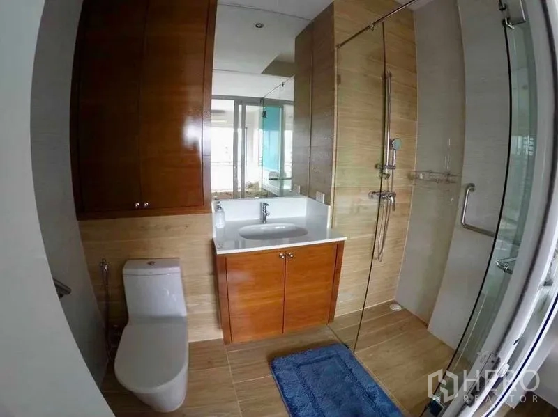公寓 出租或出售在Khlong San, Bangkok - 现代卫浴，玻璃淋浴间与木质洗手台