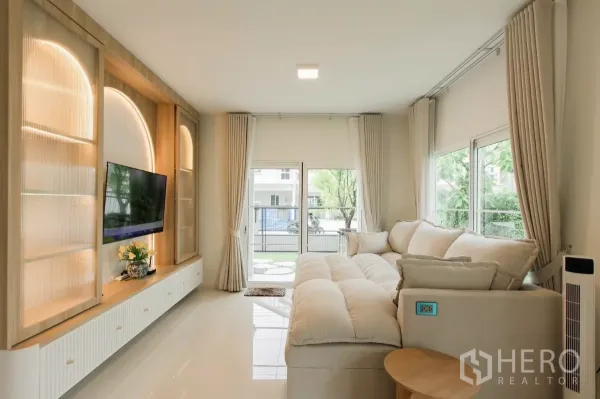 บ้าน ให้เช่าหรือขายในBang Phli, Samut Prakan - พื้นที่นั่งเล่นพร้อมผนังบิวท์อินสำหรับทีวี ไฟซ่อน และหน้าต่างรอบด้าน