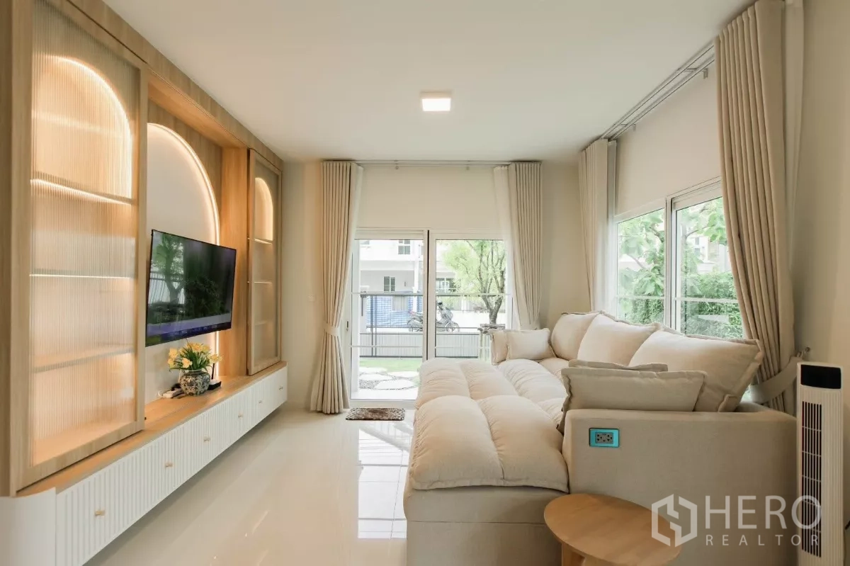 บ้าน ให้เช่าหรือขายในBang Phli, Samut Prakan - พื้นที่นั่งเล่นพร้อมผนังบิวท์อินสำหรับทีวี ไฟซ่อน และหน้าต่างรอบด้าน