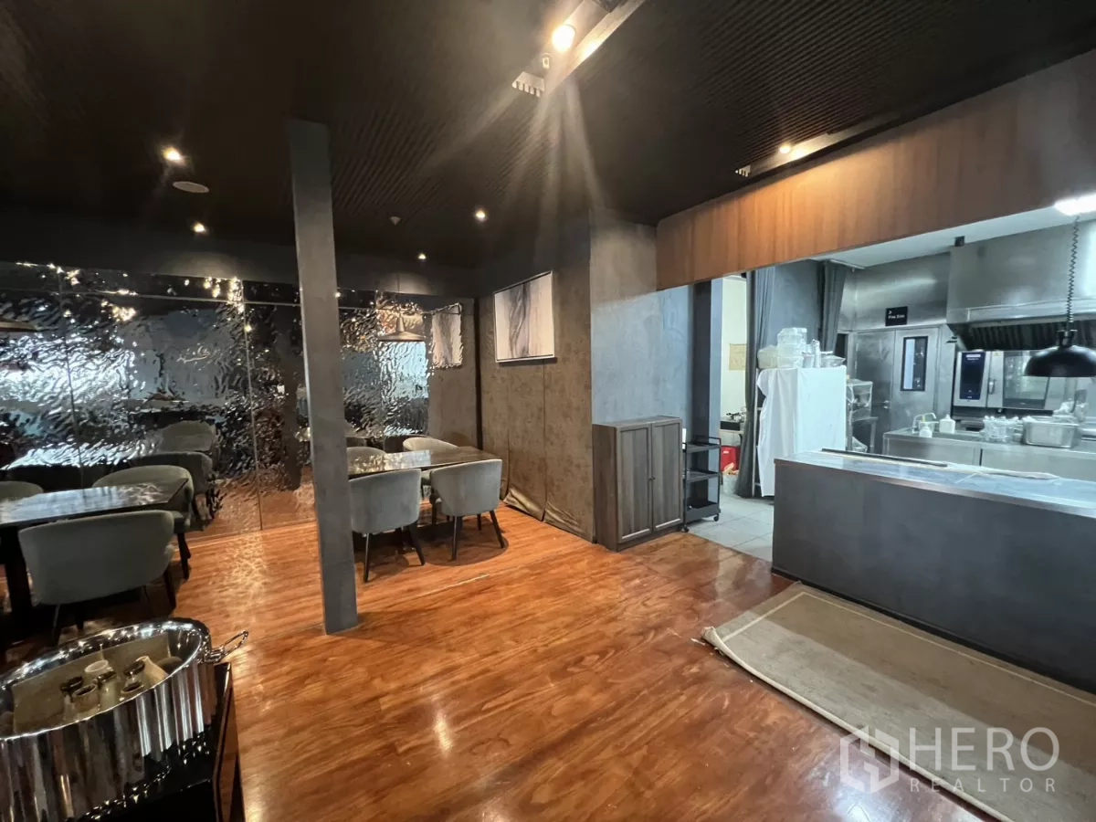 零售空间 出租 - 用餐區緊鄰開放式專業廚房與不鏽鋼吧台。