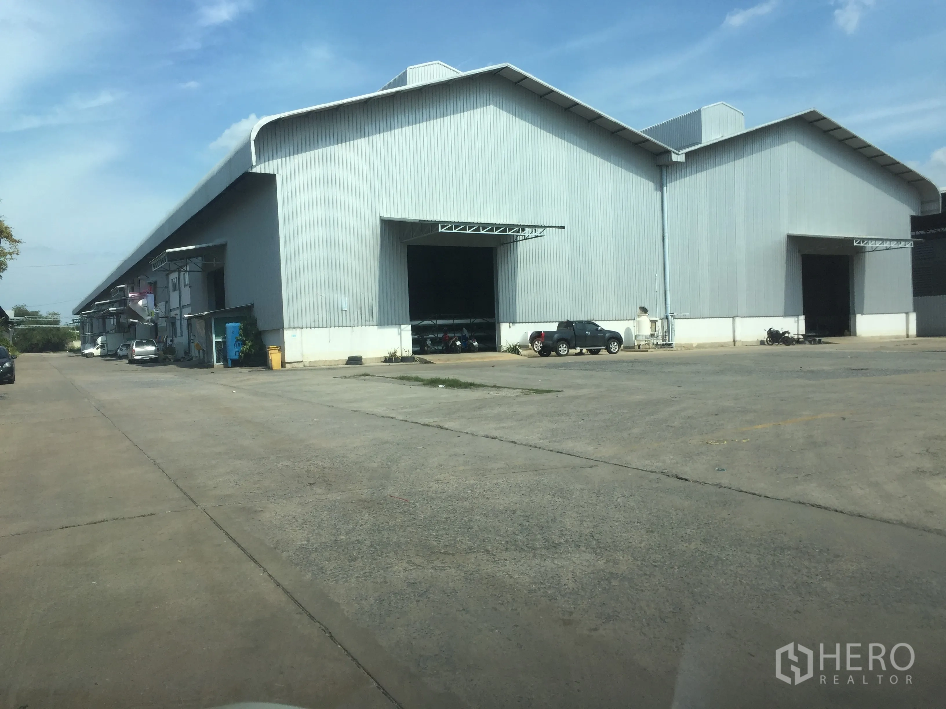 Factory for rent in Khlong Luang, Pathum Thani - Steel-clad factory buildings with a wide concrete yard and loading bays in Khlong Luang.
