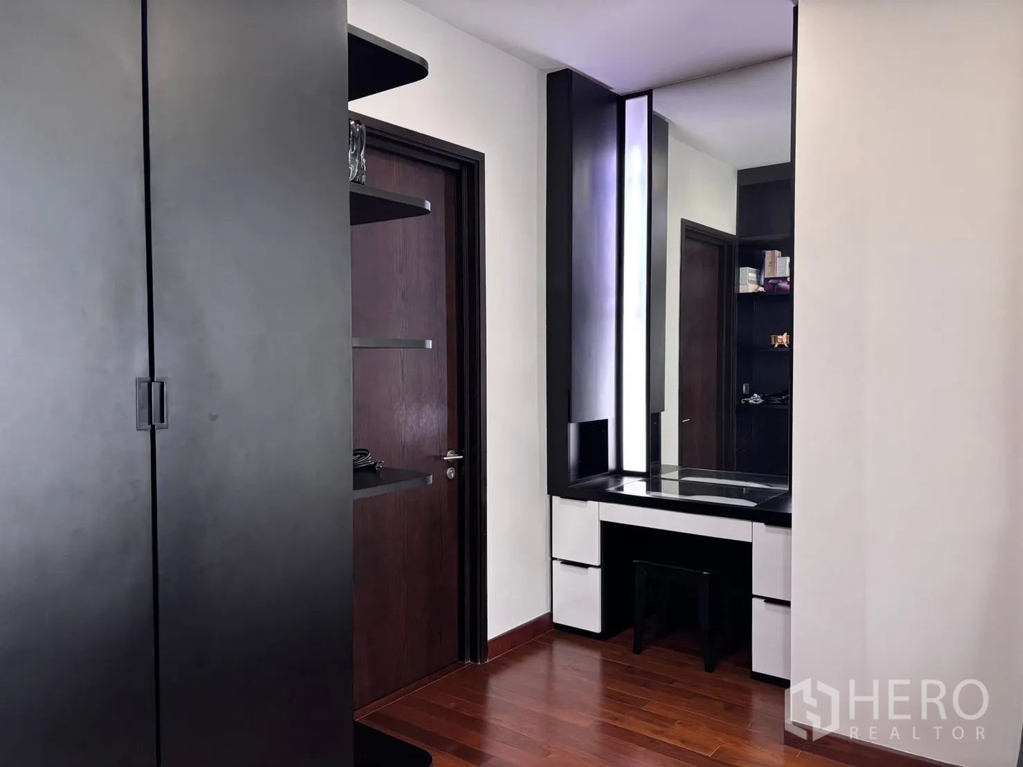 บ้านเดี่ยว for rent in Bang Phli, Samut Prakan - พื้นที่แต่งตัวพร้อมโต๊ะเครื่องแป้ง ชั้นวาง และตู้บิลท์อินสีเข้ม