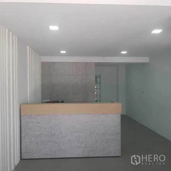 带办公室的家 出租或出售在Suan Luang, Bangkok - 极简前台区，石质接待台与嵌灯。