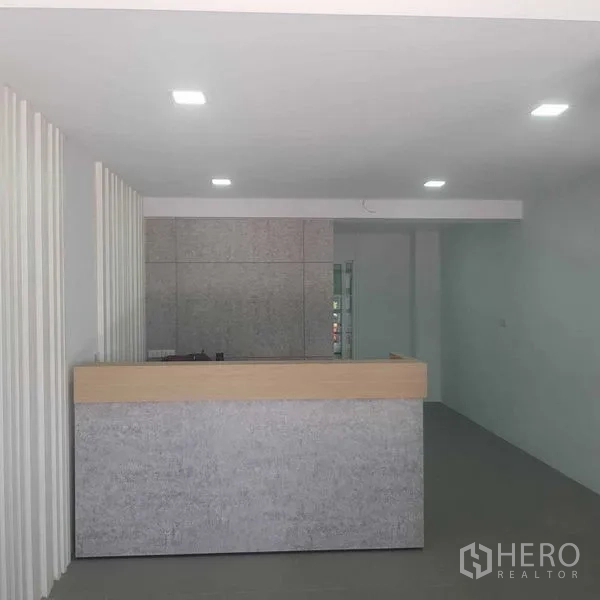 带办公室的家 出租或出售在Suan Luang, Bangkok - 极简前台区，石质接待台与嵌灯。