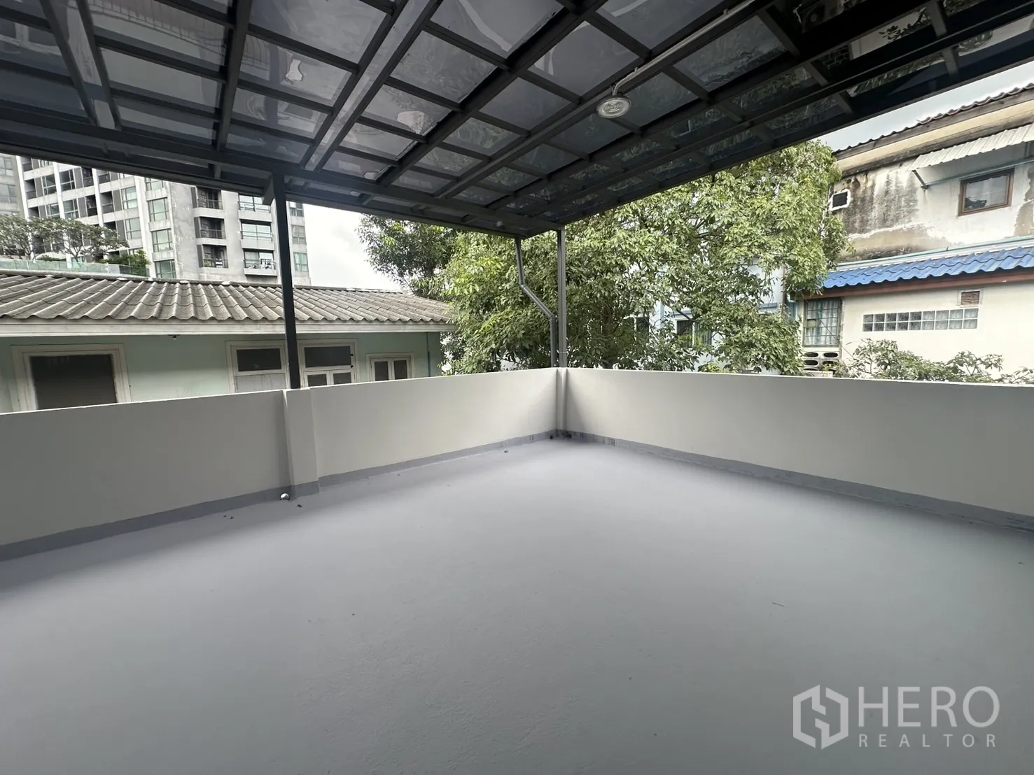 带办公室的家 出租在Khlong Toei, Bangkok - 带金属顶棚的屋顶露台，社区景观。