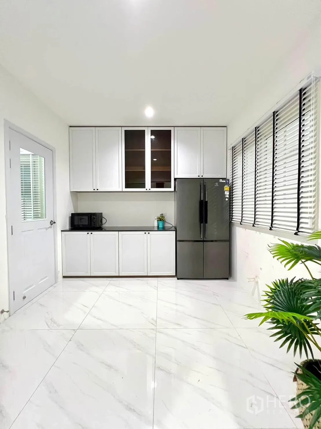 บ้านเดี่ยว for rent in Bang Phli, Samut Prakan - ครัวสไตล์โมเดิร์น ตู้สีขาว เคาน์เตอร์สีดำ และตู้เย็นขนาดใหญ่ริมหน้าต่าง
