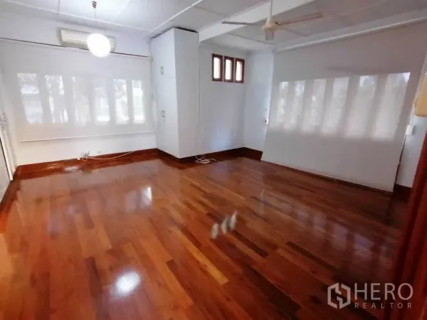 独立式住宅 出租在Pathum Wan, Bangkok - 宽敞房间，抛光木地板、卷帘与吊扇