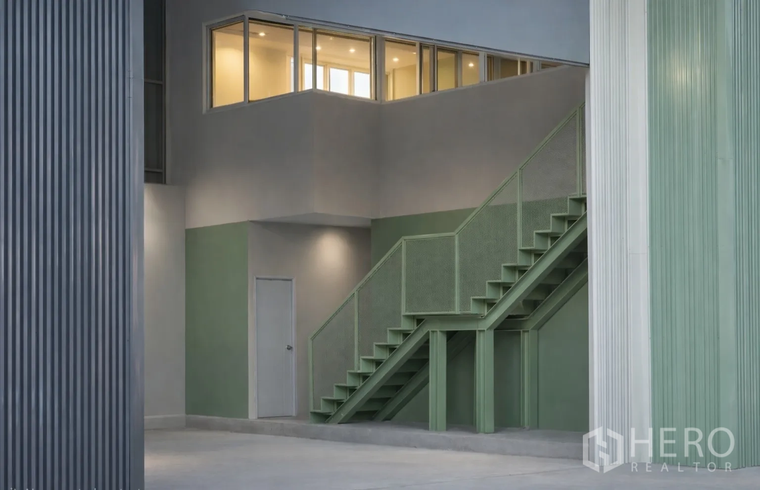 โกดัง for rent in Bang Kapi, Bangkok - มุมใกล้ของบันไดเหล็กและชั้นลอยสำนักงานพร้อมหน้าต่างกระจก