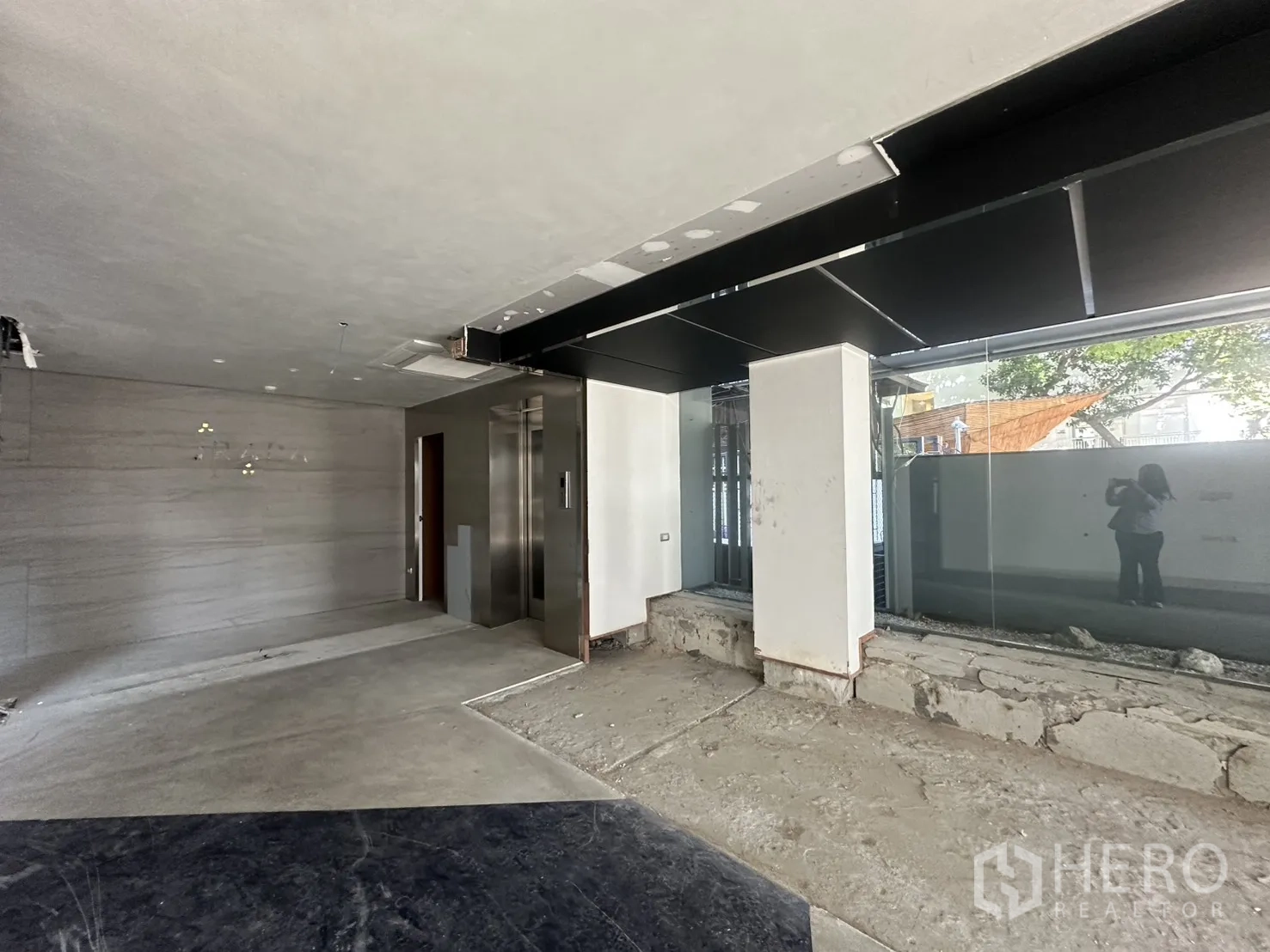 พื้นที่ขายของ for rent in Watthana, Bangkok - โถงเปิดโล่งด้านหน้าเชื่อมไปยังล็อบบี้ลิฟต์หลังร้านพร้อมผนังกระจก.