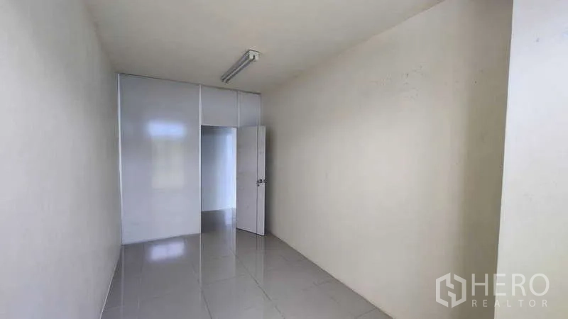 โรงงาน ให้เช่าในSamut Sakhon - ห้องยาวปูกระเบื้อง มีประตูและแผงบิวท์อิน