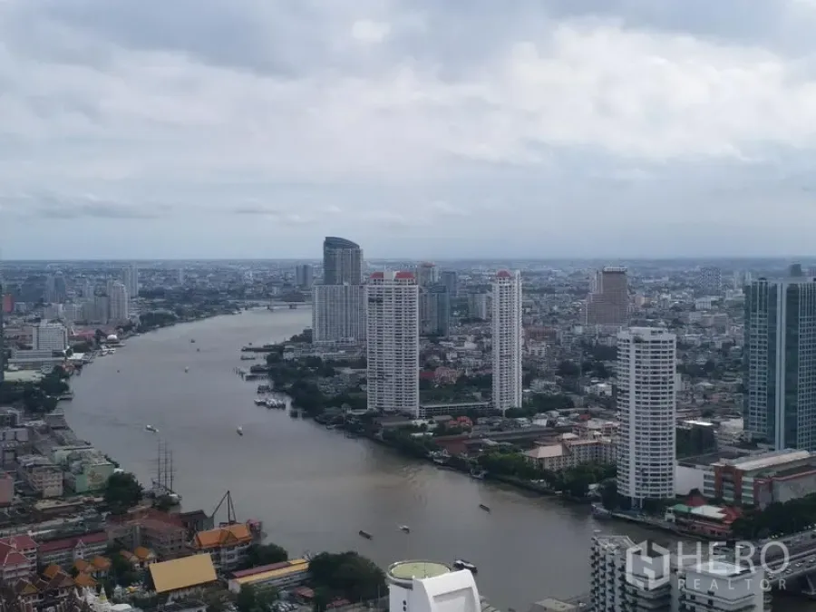 公寓 出租在Bang Rak, Bangkok - 高楼远眺湄南河与城市天际线的景观。