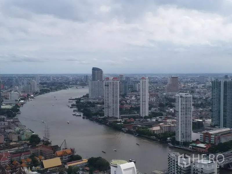 公寓 出租在Bang Rak, Bangkok - 高楼远眺湄南河与城市天际线的景观。