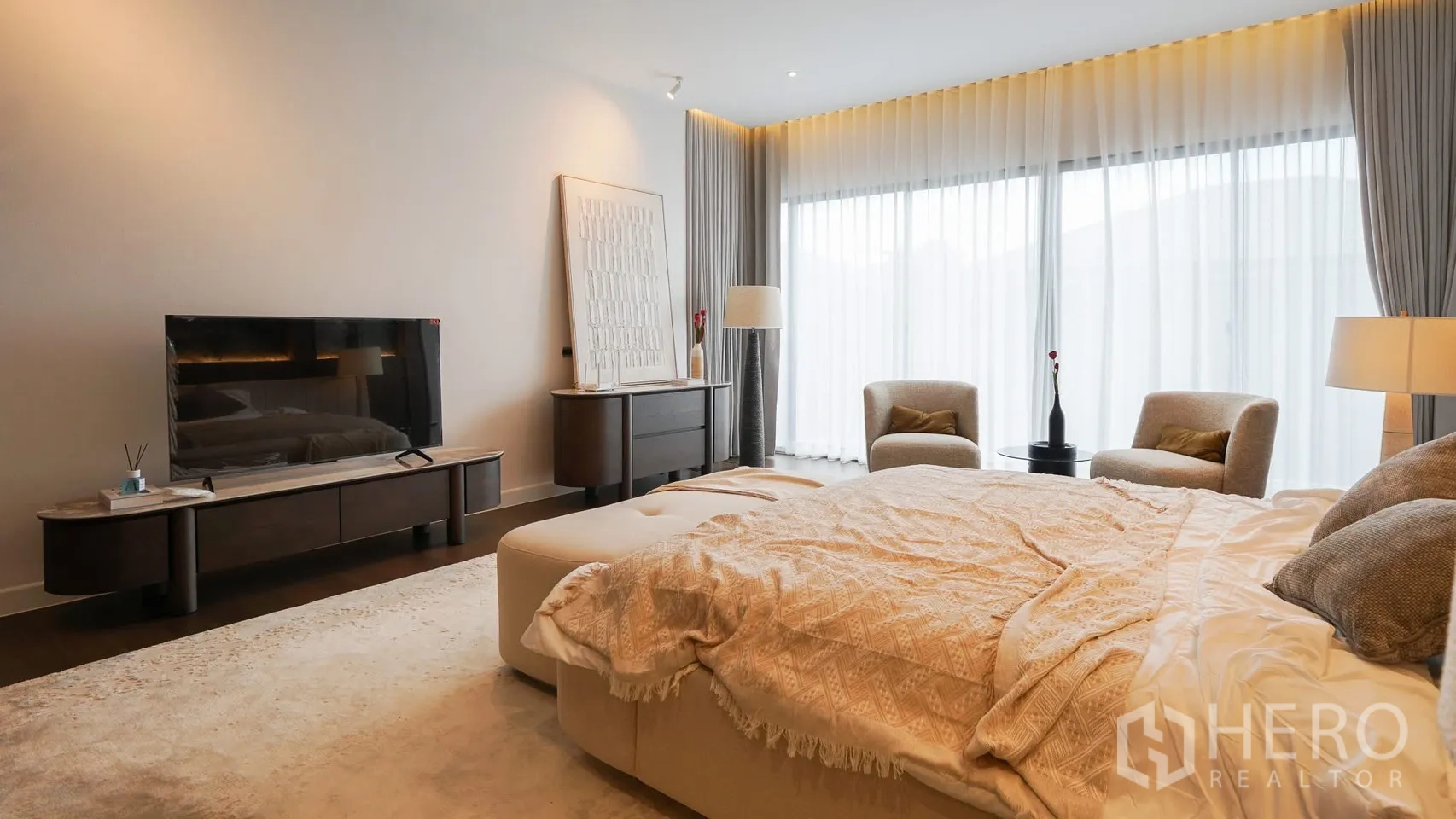 Detached House for rent or sale in Bang Kapi, Bangkok - Wide master suite with sitting area, contemporary furnishings and draped windows.