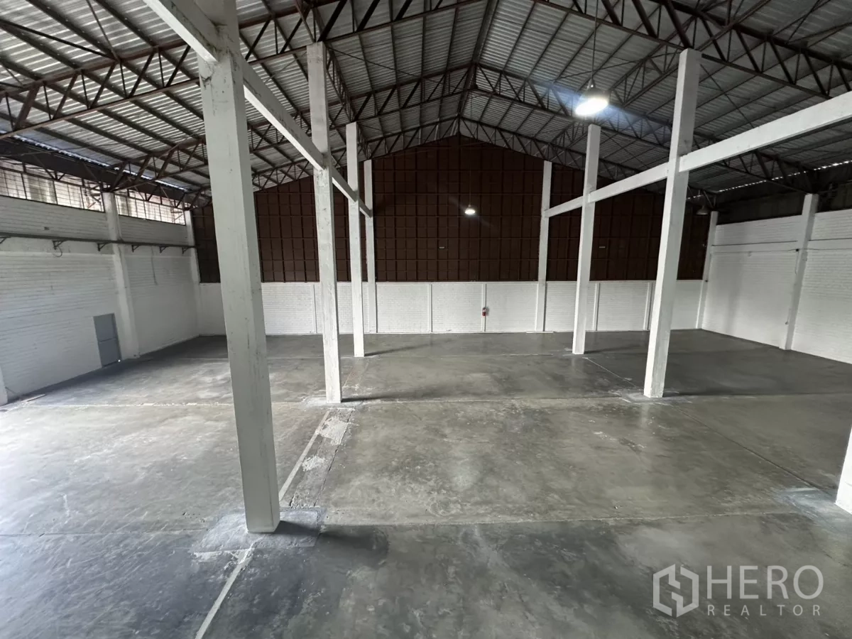 Warehouse for rent in Phra Khanong, Bangkok - Sectioned warehouse floor with structural columns and insulated wall panels.