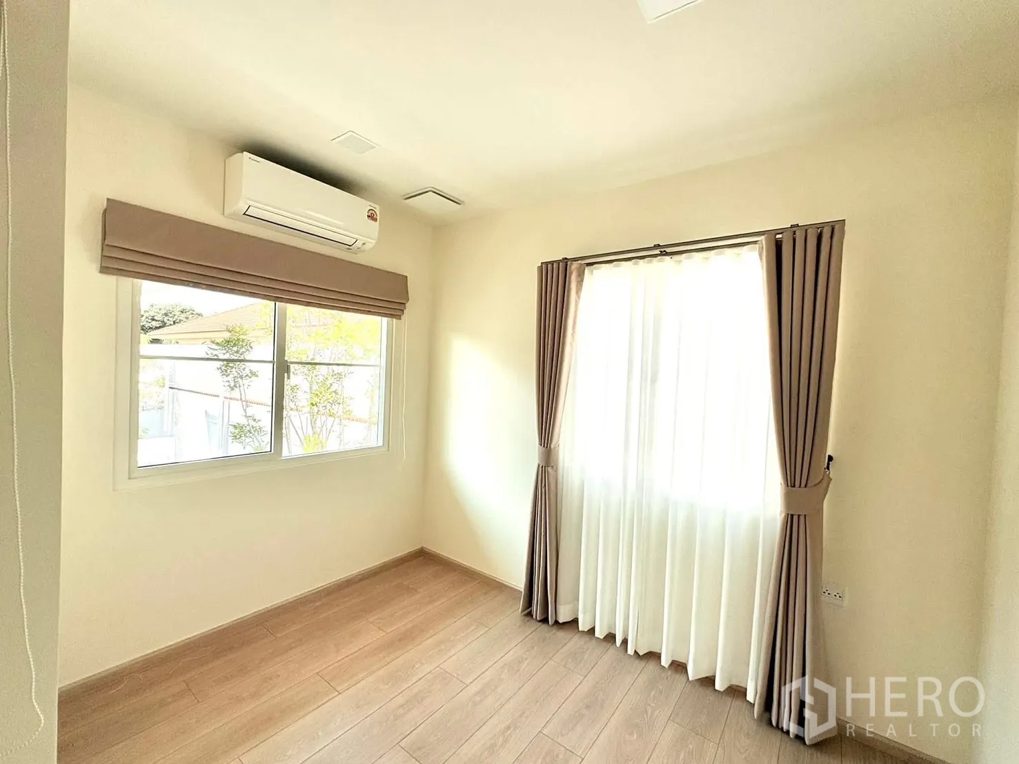 บ้าน for rent in Bang Phli, Samut Prakan - ห้องนอนโปร่งมีหน้าต่างสองบาน ผ้าม่านพื้นถึงเพดาน พื้นไม้ และเครื่องปรับอากาศ