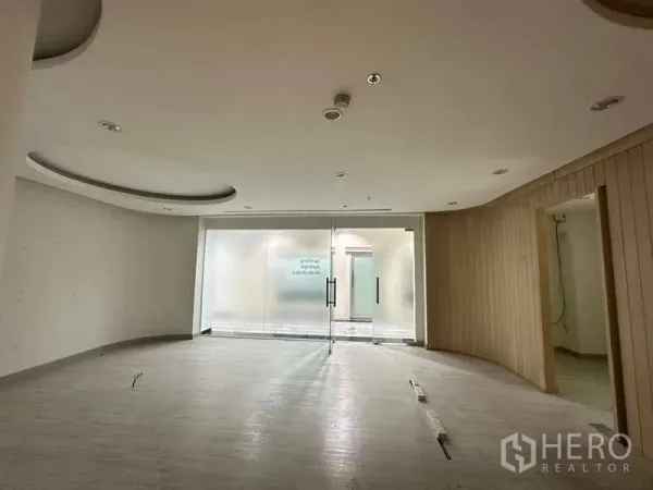 零售空间 出租在Pathum Wan, Bangkok - 入口区域，磨砂玻璃双开门与木饰面。