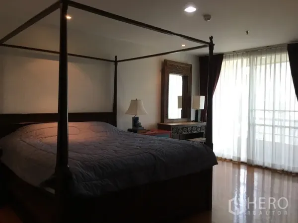 คอนโด ให้เช่าในPathum Wan, Bangkok - มาสเตอร์เบดรูมกว้าง เตียงสี่เสา ผ้าม่านโปร่งเต็มความสูง เปิดสู่ระเบียง