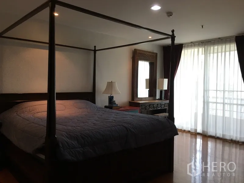 คอนโด ให้เช่าในPathum Wan, Bangkok - มาสเตอร์เบดรูมกว้าง เตียงสี่เสา ผ้าม่านโปร่งเต็มความสูง เปิดสู่ระเบียง