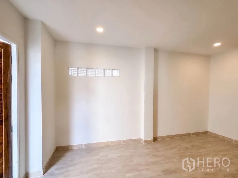 联排别墅 for sale in Wang Thonglang, Bangkok - 小房间，木纹地砖与玻璃砖小窗。
