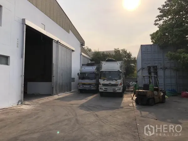 โรงงาน ให้เช่าในBang Bua Thong, Nonthaburi - ลานขนถ่ายสินค้าข้างโรงงาน มีรถบรรทุกตู้คอนเทนเนอร์และทางเข้ารถฟอร์คลิฟต์