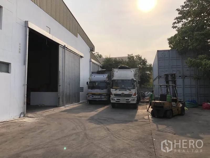 โรงงาน ให้เช่าในBang Bua Thong, Nonthaburi - ลานขนถ่ายสินค้าข้างโรงงาน มีรถบรรทุกตู้คอนเทนเนอร์และทางเข้ารถฟอร์คลิฟต์