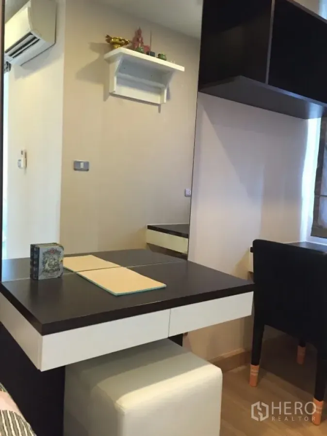 公寓 出租在Watthana, Bangkok - 卧室内的梳妆/工作台与镜面和墙架，配有空调，曼谷公寓近BTS帕卡农。