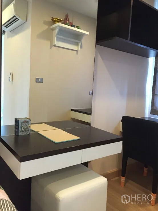 公寓 出租在Watthana, Bangkok - 卧室内的梳妆/工作台与镜面和墙架，配有空调，曼谷公寓近BTS帕卡农。