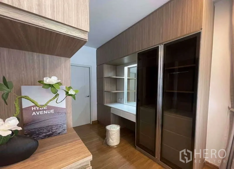 บ้าน ให้เช่าในBang Phli, Samut Prakan - วอล์กอินคลอเซ็ตพร้อมโต๊ะเครื่องแป้ง ชั้นวาง และตู้บานกระจกเลื่อน